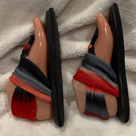 Sanuk Yoga Red Black Gray White Striped Print Sling Thong Sandals Size 6 EUC - Picture 4 of 9